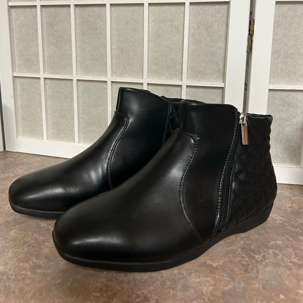 Comfortview Ceil Quilted Ankle Booties - Picture 4 of 16